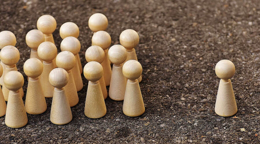Chess pieces connotating leadership and followers